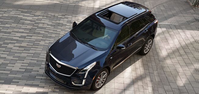 Cadillac XT5 2022, camioneta familiar con quemacocos panorámico eléctrico y luces de día LED